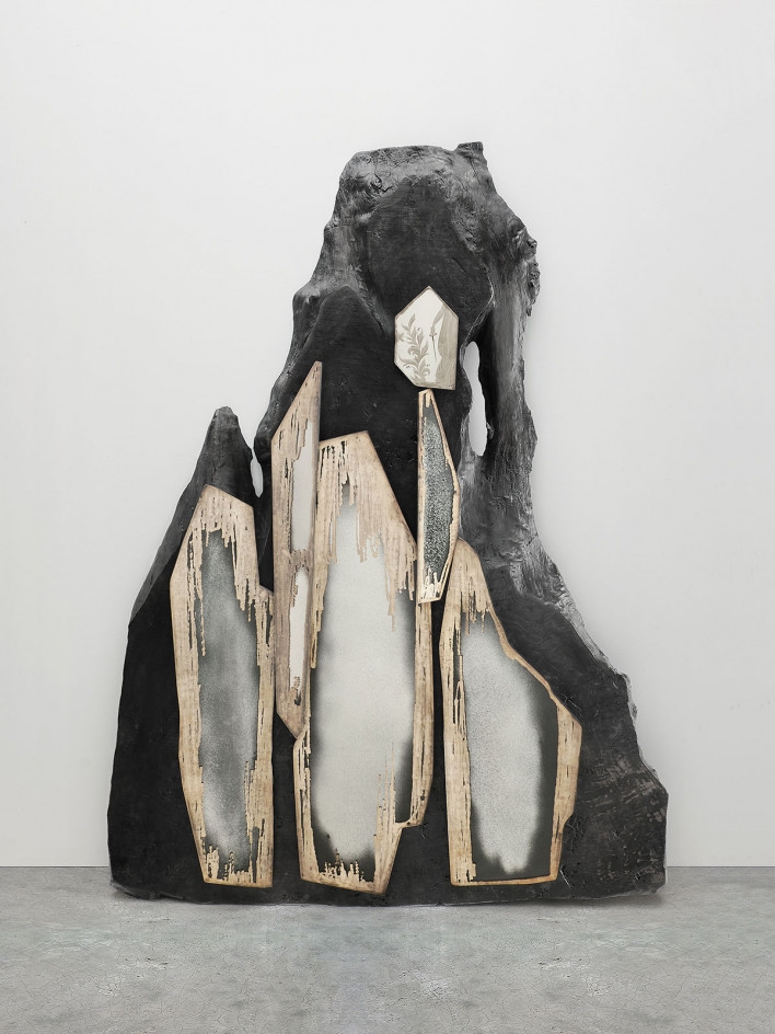Sculpture with splinters-like mirrors